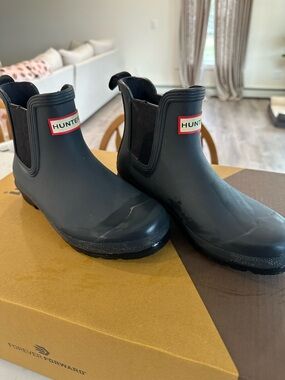 Hunter Short Chelsea Rain Boots in Black with Red Logo